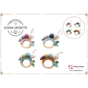 schema per uncinetto per realizzare un sonaglio con manico in legno per dentizione per neonati Bruco