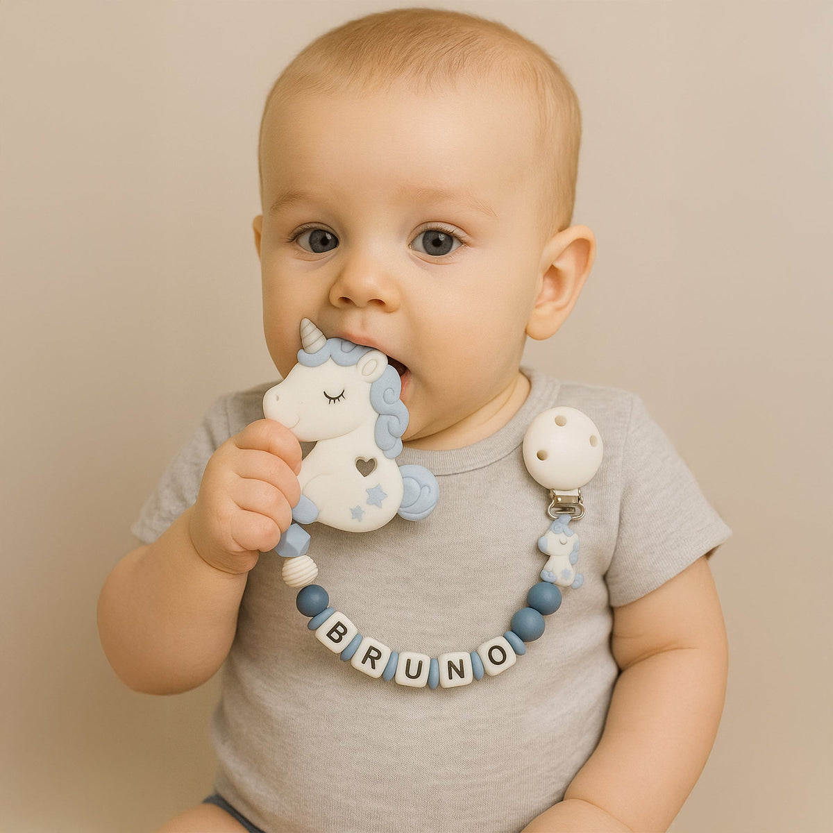 bambino con collana dentizione massagggiagengive silicone